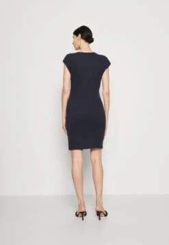 Marc O'Polo DRESS SHORT SLEEVE ROUND NECK SOLID - Etuikleid - Deep Blue Sea 8 Marc O'Polo DRESS SHORT SLEEVE ROUND NECK SOLID - Etuikleid - Deep Blue Sea -Mode Familie 002b73c97133429ba8cfb63807a4f350