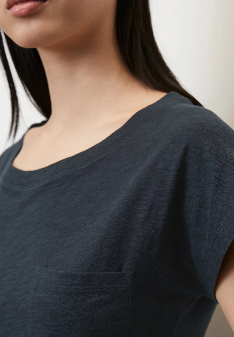 Marc O'Polo MIT BRUSTTASCHE - T-Shirt Basic - Deep Blue Sea 4 Marc O'Polo MIT BRUSTTASCHE - T-Shirt Basic - Deep Blue Sea – Bild 4