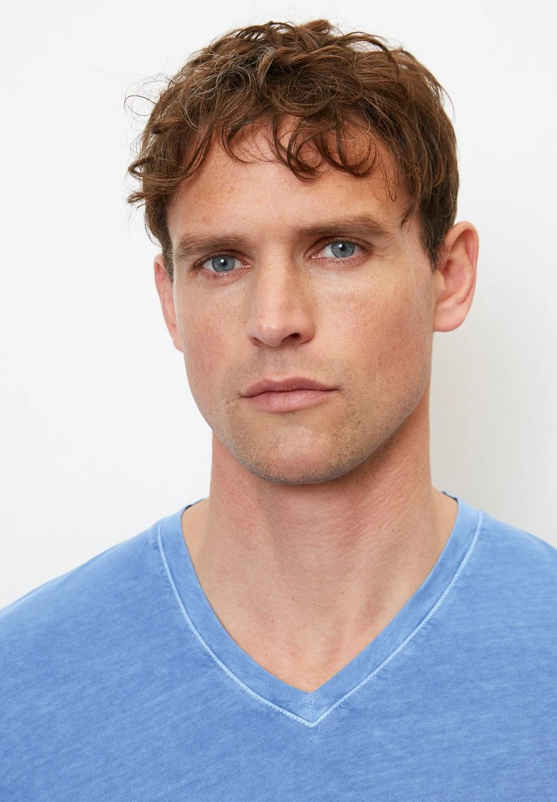 Marc O'Polo V-NECK- REGULAR AUS REINER BIO - T-Shirt Basic - Azur Blue 4 Marc O'Polo V-NECK- REGULAR AUS REINER BIO - T-Shirt Basic - Azur Blue – Bild 4