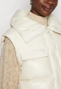 Marc O'Polo VEST FLAP POCKETS - Weste - Chalky Sand 11 Marc O'Polo VEST FLAP POCKETS - Weste - Chalky Sand -Mode Familie 05b2ae1800df4c2c93b644a014ffc13b