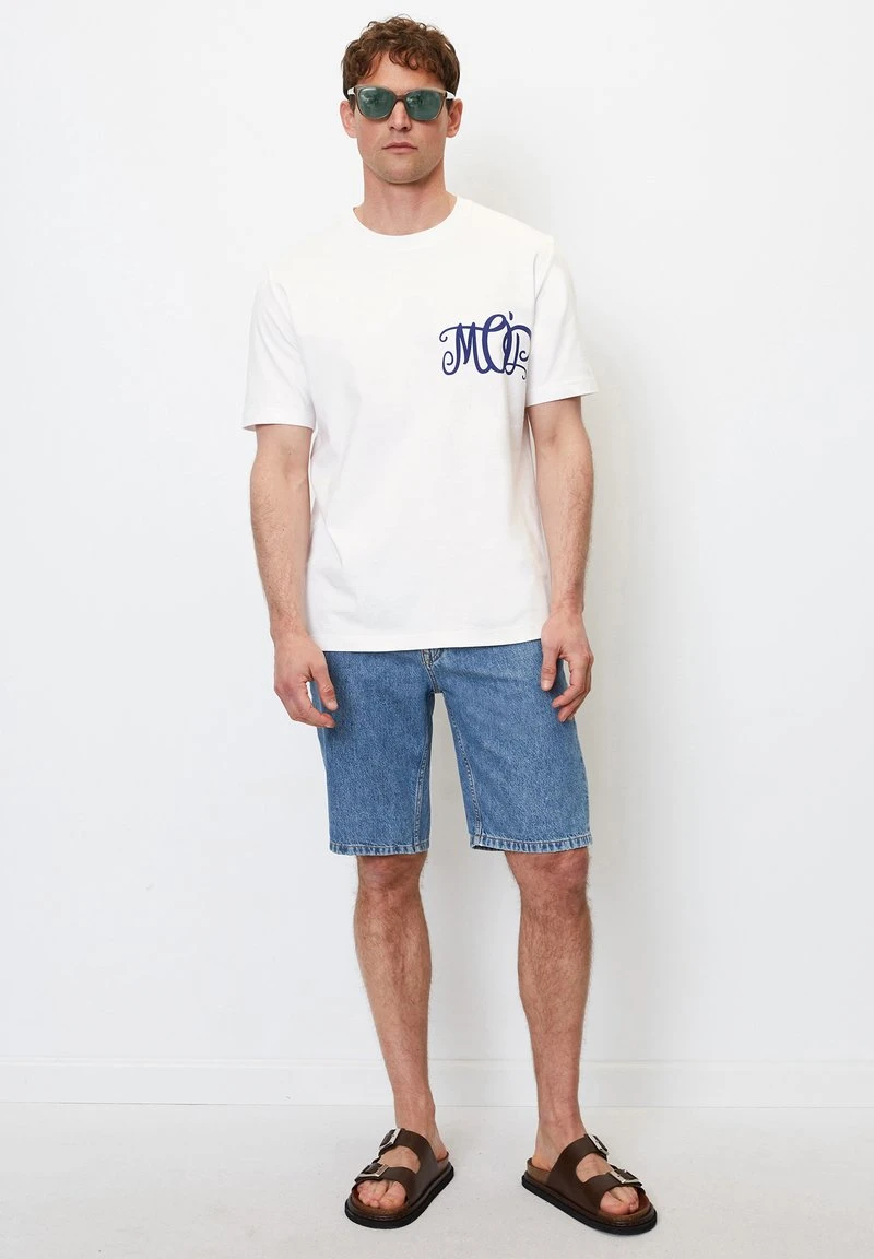 Marc O'Polo REGULAR MIT ELEGANT GESCHWUNGENEM LOGO-PRINT - T-Shirt Print - White 2 Marc O'Polo REGULAR MIT ELEGANT GESCHWUNGENEM LOGO-PRINT - T-Shirt Print - White – Bild 2