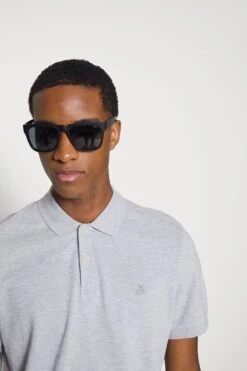 Marc O'Polo SHORT SLEEVE BUTTON PLACKET SLITS EMBROIDE - Poloshirt - Iron Grey Melange -Mode Familie 05f5cf1f22ac4103899c869f3fcfb036