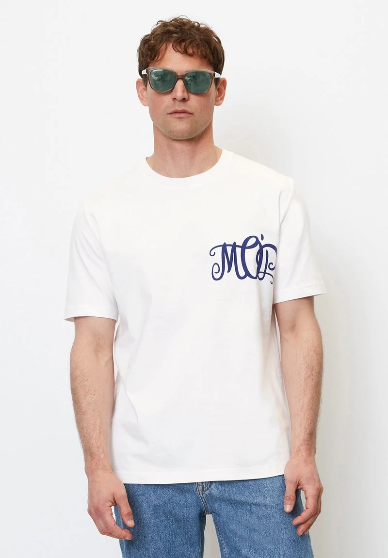 Marc O'Polo REGULAR MIT ELEGANT GESCHWUNGENEM LOGO-PRINT - T-Shirt Print - White 1 Marc O'Polo REGULAR MIT ELEGANT GESCHWUNGENEM LOGO-PRINT - T-Shirt Print - White