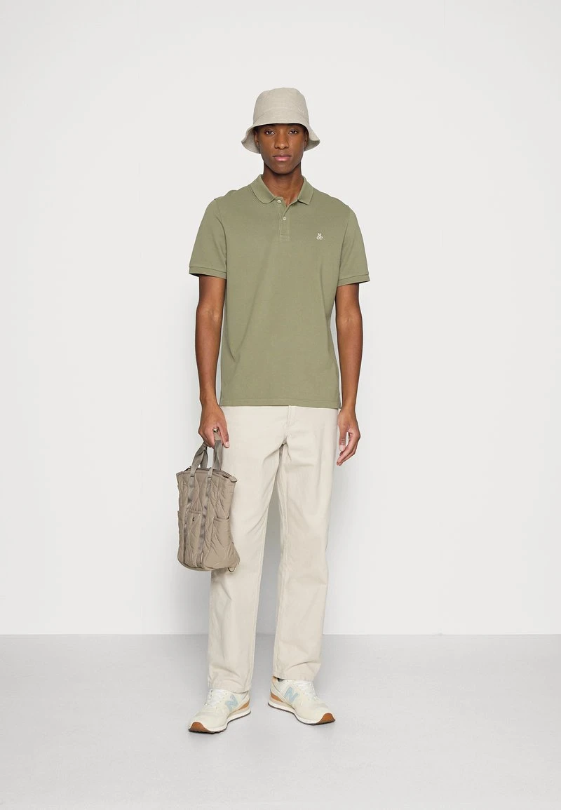 Marc O'Polo SHORT SLEEVE BUTTON PLACKET SLITS EMBROIDE - Poloshirt - Bistro Green 2 Marc O'Polo SHORT SLEEVE BUTTON PLACKET SLITS EMBROIDE - Poloshirt - Bistro Green – Bild 2