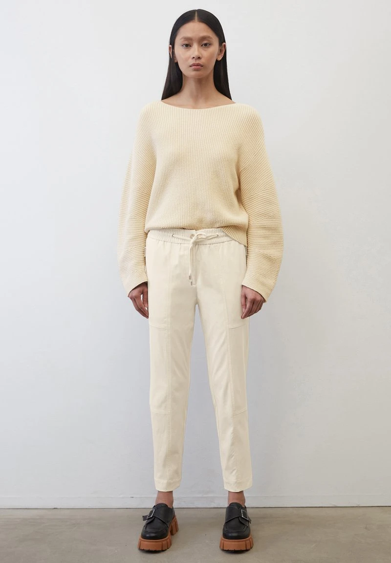 Marc O'Polo TRAVEL MODELL LONTTA AUS - Stoffhose - Chalky Sand 2 Marc O'Polo TRAVEL MODELL LONTTA AUS - Stoffhose - Chalky Sand – Bild 2