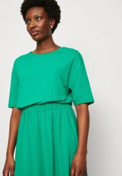 Marc O'Polo DRESS WAISTLINE EXPRESION - Jerseykleid - Vivid Green 11 Marc O'Polo DRESS WAISTLINE EXPRESION - Jerseykleid - Vivid Green -Mode Familie 1325f37bb010444aafa2a3b16d9eae0c