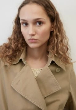 Marc O'Polo KNIELANGER AUS - Trenchcoat - Dusty Earth -Mode Familie 13727a9228284a8cb2146d46619c8a80