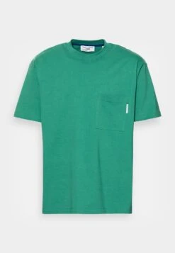 Marc O'Polo DENIM SHORT SLEEVE CHEST POCKET - T-Shirt Basic - Green Depths -Mode Familie 175b2998c8164f42ae3bfd40d95ec3db