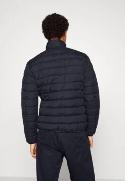 Marc O'Polo JACKET REGULAR FIT REPREVE STAND UP COLLAR 2WAY VISLON - Übergangsjacke - Dark Night 8 Marc O'Polo JACKET REGULAR FIT REPREVE STAND UP COLLAR 2WAY VISLON - Übergangsjacke - Dark Night -Mode Familie 19d6047e62a442bdb2b281e5edf47f06