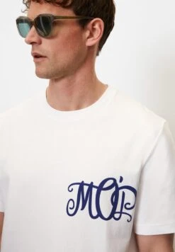 Marc O'Polo REGULAR MIT ELEGANT GESCHWUNGENEM LOGO-PRINT - T-Shirt Print - White 10 Marc O'Polo REGULAR MIT ELEGANT GESCHWUNGENEM LOGO-PRINT - T-Shirt Print - White -Mode Familie 1e2f9f40c8fb4d658b2f1faf4b912c3a