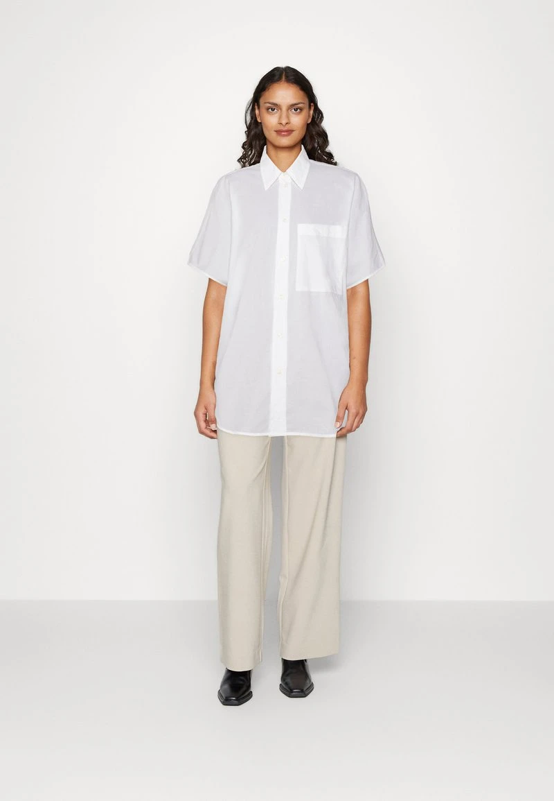 Marc O'Polo LONG SHAPE KENT COLLAR PATCHED POCKET SIDE SLITS - Hemdbluse - White 2 Marc O'Polo LONG SHAPE KENT COLLAR PATCHED POCKET SIDE SLITS - Hemdbluse - White – Bild 2