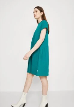 Marc O'Polo DENIM DRESS STYLE HEAVY RAW RUFFLES - Jerseykleid - Green -Mode Familie 2364a18cf0814a669dcedbcee6ac286e