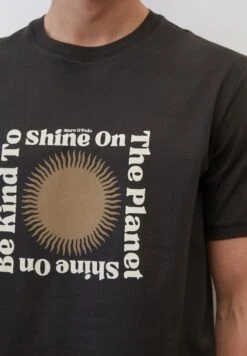 Marc O'Polo REGULAR AUS SOFTER - T-Shirt Print - Black 8 Marc O'Polo REGULAR AUS SOFTER - T-Shirt Print - Black -Mode Familie 264f506adc28485d928e58a7b724808a