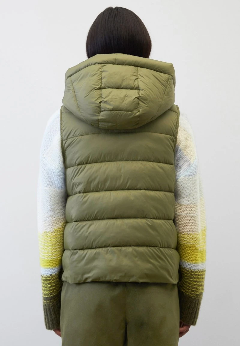 Marc O'Polo REGULAR MIT RECYCELTEN MAT - Weste - Wild Olive 2 Marc O'Polo REGULAR MIT RECYCELTEN MAT - Weste - Wild Olive – Bild 2