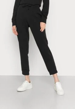 Marc O'Polo PANTS STRAIGHT FIT ELASTIC WAISTBAND - Jogginghose - Dark Navy 11 Marc O'Polo PANTS STRAIGHT FIT ELASTIC WAISTBAND - Jogginghose - Dark Navy -Mode Familie 2c35b50ab5d44f13ac82d0e0ba1a3274 1