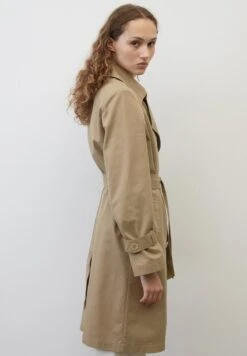 Marc O'Polo KNIELANGER AUS - Trenchcoat - Dusty Earth -Mode Familie 2f26b453dfd046a293fe7362155f0628