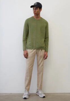 Marc O'Polo RUNDHALS REGULAR - Strickpullover - Olive -Mode Familie 310a679b61e745cd9c2122f889a71a8f
