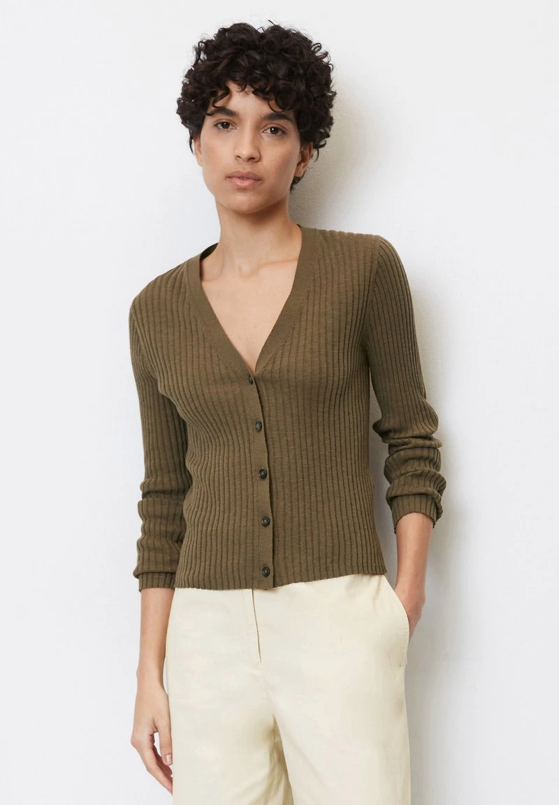 Marc O'Polo SCHMALER V-NECK - Strickjacke - Earthy Brown 1 Marc O'Polo SCHMALER V-NECK - Strickjacke - Earthy Brown