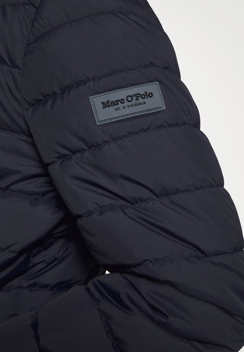 Marc O'Polo JACKET REGULAR FIT REPREVE STAND UP COLLAR 2WAY VISLON - Übergangsjacke - Dark Night 6 Marc O'Polo JACKET REGULAR FIT REPREVE STAND UP COLLAR 2WAY VISLON - Übergangsjacke - Dark Night – Bild 6