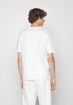 Marc O'Polo SHORT SLEEVE V NECK - T-Shirt Basic - White 8 Marc O'Polo SHORT SLEEVE V NECK - T-Shirt Basic - White -Mode Familie 3526d0bb0eb6471b92e44da53bfcc42e
