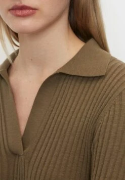 Marc O'Polo LONGSLEEVE POLO COLLAR - Etuikleid - Earthy Brown 9 Marc O'Polo LONGSLEEVE POLO COLLAR - Etuikleid - Earthy Brown -Mode Familie 38344f474123430389c4608b3819435b