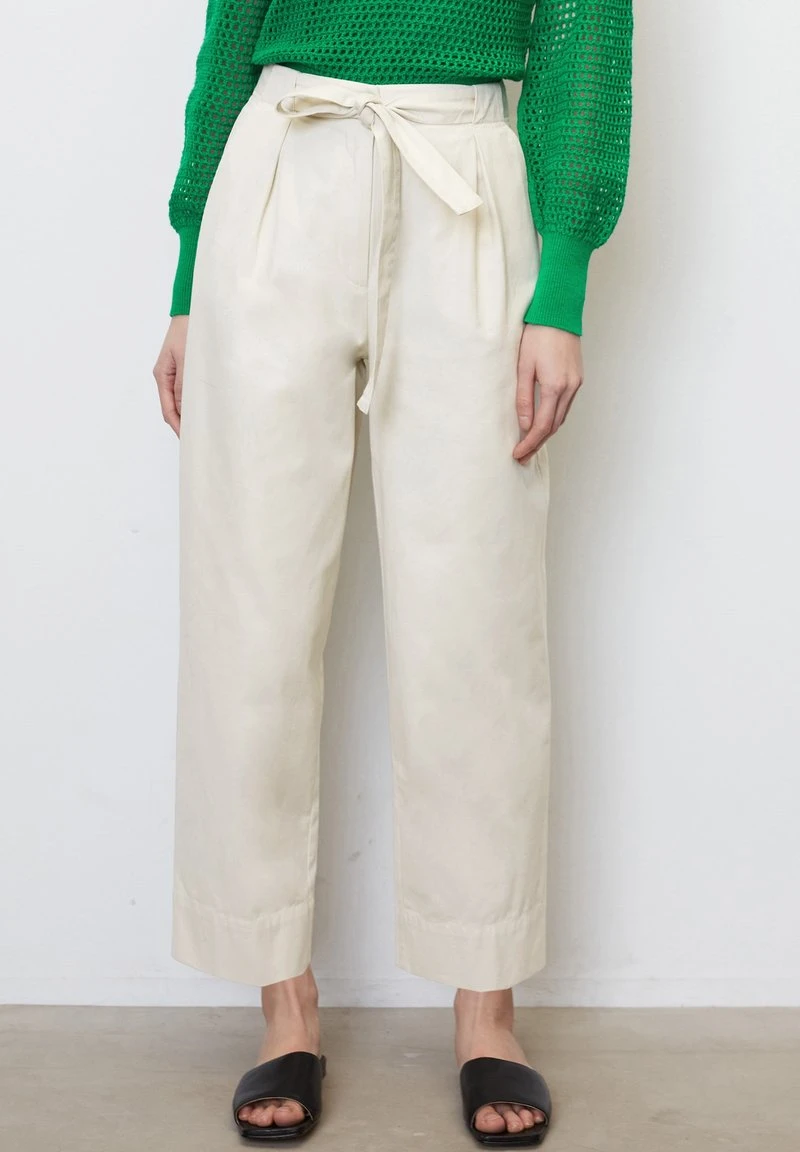 Marc O'Polo BARREL MIT GÜRTEL - Stoffhose - Chalky Sand 1 Marc O'Polo BARREL MIT GÜRTEL - Stoffhose - Chalky Sand
