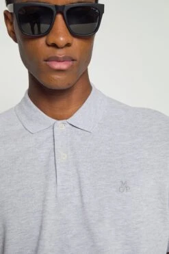 Marc O'Polo SHORT SLEEVE BUTTON PLACKET SLITS EMBROIDE - Poloshirt - Iron Grey Melange -Mode Familie 3bb898df3eab4a90a69062c0e319893e