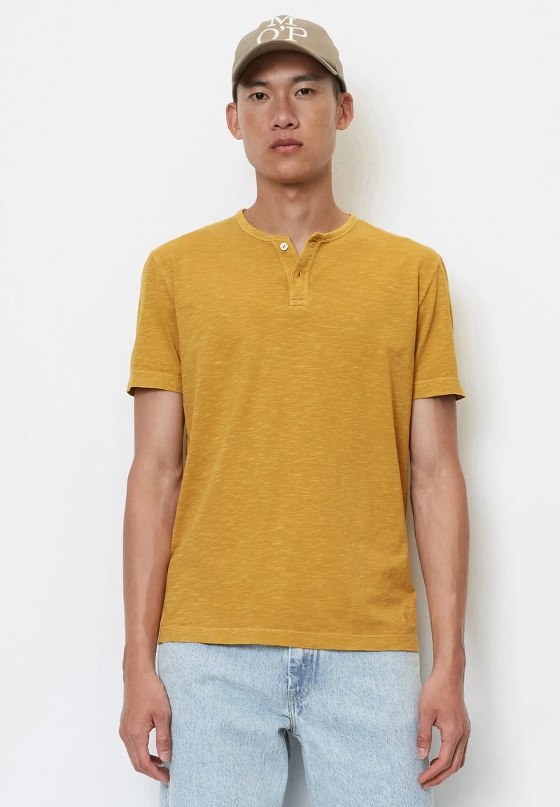 Marc O'Polo Henley Shaped In Softer Slub - T-Shirt Basic - Autumn Hay 1 Marc O'Polo Henley Shaped In Softer Slub - T-Shirt Basic - Autumn Hay