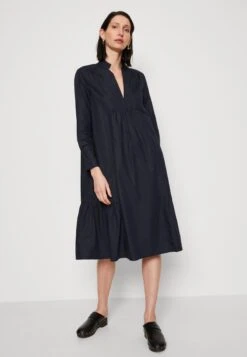 Marc O'Polo DRESS RELAXED A SHAPE CUTLINES FEMININE GATHERING - Freizeitkleid - Deep Blue Sea 9 Marc O'Polo DRESS RELAXED A SHAPE CUTLINES FEMININE GATHERING - Freizeitkleid - Deep Blue Sea -Mode Familie 3fe9373b35c04c32bc038754e09917fa