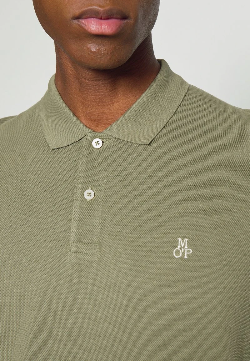 Marc O'Polo SHORT SLEEVE BUTTON PLACKET SLITS EMBROIDE - Poloshirt - Bistro Green 6 Marc O'Polo SHORT SLEEVE BUTTON PLACKET SLITS EMBROIDE - Poloshirt - Bistro Green – Bild 6