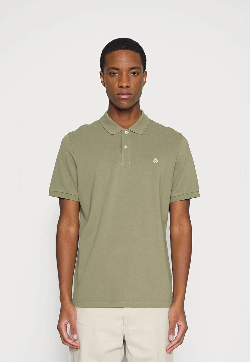 Marc O'Polo SHORT SLEEVE BUTTON PLACKET SLITS EMBROIDE - Poloshirt - Bistro Green 1 Marc O'Polo SHORT SLEEVE BUTTON PLACKET SLITS EMBROIDE - Poloshirt - Bistro Green