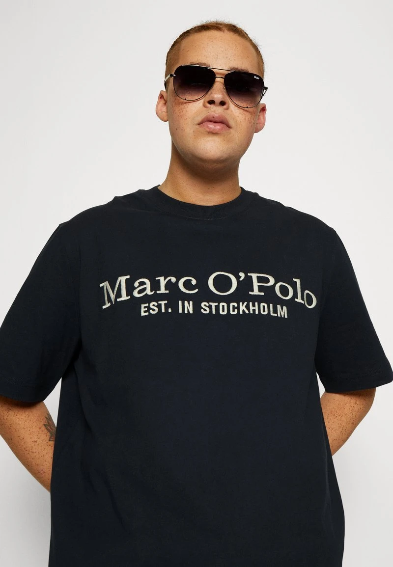 Marc O'Polo SHORT SLEEVE CREW NECK BIG SIZE - T-Shirt Print - Dark Navy 4 Marc O'Polo SHORT SLEEVE CREW NECK BIG SIZE - T-Shirt Print - Dark Navy – Bild 4