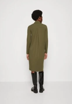 Marc O'Polo DRESS LONG SLEEVE COLLAR BUTTON PLACKET - Jerseykleid - Wild Olive -Mode Familie 43a99290821d40eb93a60839abc6c633