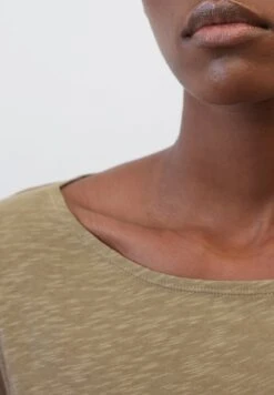 Marc O'Polo LONG SLEEVE BOAT NECK - Langarmshirt - Dusty Earth 10 Marc O'Polo LONG SLEEVE BOAT NECK - Langarmshirt - Dusty Earth -Mode Familie 443079034a454f7aa334bfaa8e39ce69