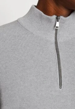 Marc O'Polo DENIM LONG SLEEVE TROYER COLLAR - Strickpullover - Mid Grey 10 Marc O'Polo DENIM LONG SLEEVE TROYER COLLAR - Strickpullover - Mid Grey -Mode Familie 44ff6d5d06404f80bfd6ce4cc0f225d0