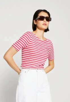 Marc O'Polo SHORT SLEEVE BOAT NECK - T-Shirt Print - Multi/dahlia Pink 9 Marc O'Polo SHORT SLEEVE BOAT NECK - T-Shirt Print - Multi/dahlia Pink -Mode Familie 4abded1cc41f4141aa9d5206aa328c59