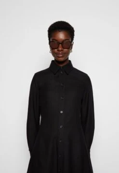 Marc O'Polo DRESS FEMININ SILHOUETTE SHIRT STYLE CUT LINES - Blusenkleid - Black 9 Marc O'Polo DRESS FEMININ SILHOUETTE SHIRT STYLE CUT LINES - Blusenkleid - Black -Mode Familie 4ae01564b5294dc5a418d5115fc554c7