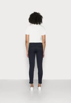 Marc O'Polo LAXA - Stoffhose - Thunder Blue 8 Marc O'Polo LAXA - Stoffhose - Thunder Blue -Mode Familie 4bb8c61496dd4bc4868fad9ac1347ff1