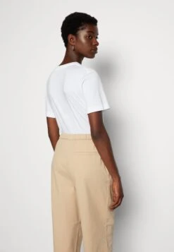 Marc O'Polo PANTS O-SHAPED LEG HIGH RISE CUFFS - Stoffhose - Frosty Sand 9 Marc O'Polo PANTS O-SHAPED LEG HIGH RISE CUFFS - Stoffhose - Frosty Sand -Mode Familie 4c8355d278134668b645568269db3477