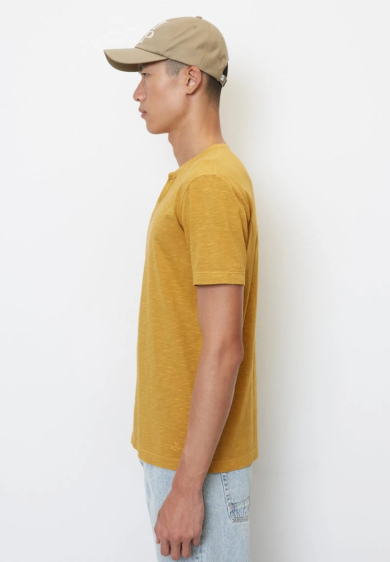 Marc O'Polo Henley Shaped In Softer Slub - T-Shirt Basic - Autumn Hay 4 Marc O'Polo Henley Shaped In Softer Slub - T-Shirt Basic - Autumn Hay – Bild 4