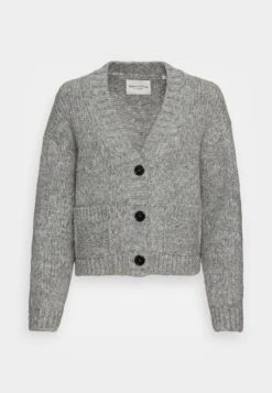 Marc O'Polo CARDIGAN LONGSLEEVE V NECK BUTTON CLOSURE - Strickjacke - Lake Green 11 Marc O'Polo CARDIGAN LONGSLEEVE V NECK BUTTON CLOSURE - Strickjacke - Lake Green -Mode Familie 4fe7e5db47b943e0b270d6da701326b5 1