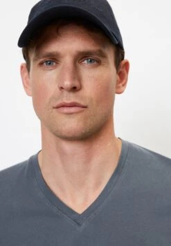 Marc O'Polo V-NECK- REGULAR AUS REINER BIO - T-Shirt Basic - Dark Navy 9 Marc O'Polo V-NECK- REGULAR AUS REINER BIO - T-Shirt Basic - Dark Navy -Mode Familie 57c5153865c141129229043ad3177023