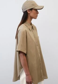 Marc O'Polo LONG SHAPE KENT COLLAR PATCHED POCKET SIDE SLITS - Hemdbluse - Dusty Earth 9 Marc O'Polo LONG SHAPE KENT COLLAR PATCHED POCKET SIDE SLITS - Hemdbluse - Dusty Earth -Mode Familie 5868d30f31524b989aaf368a3f3d267f