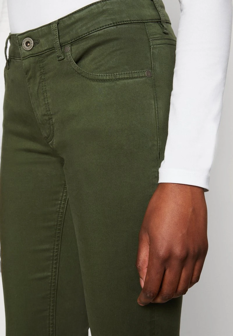 Marc O'Polo 5 POCKET MID WAIST SLIM LEG REGULAR LENGTH - Stoffhose - Wild Olive 6 Marc O'Polo 5 POCKET MID WAIST SLIM LEG REGULAR LENGTH - Stoffhose - Wild Olive – Bild 6