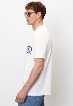 Marc O'Polo REGULAR MIT ELEGANT GESCHWUNGENEM LOGO-PRINT - T-Shirt Print - White 9 Marc O'Polo REGULAR MIT ELEGANT GESCHWUNGENEM LOGO-PRINT - T-Shirt Print - White -Mode Familie 5dbbab5667344bd5b7914475ed663599