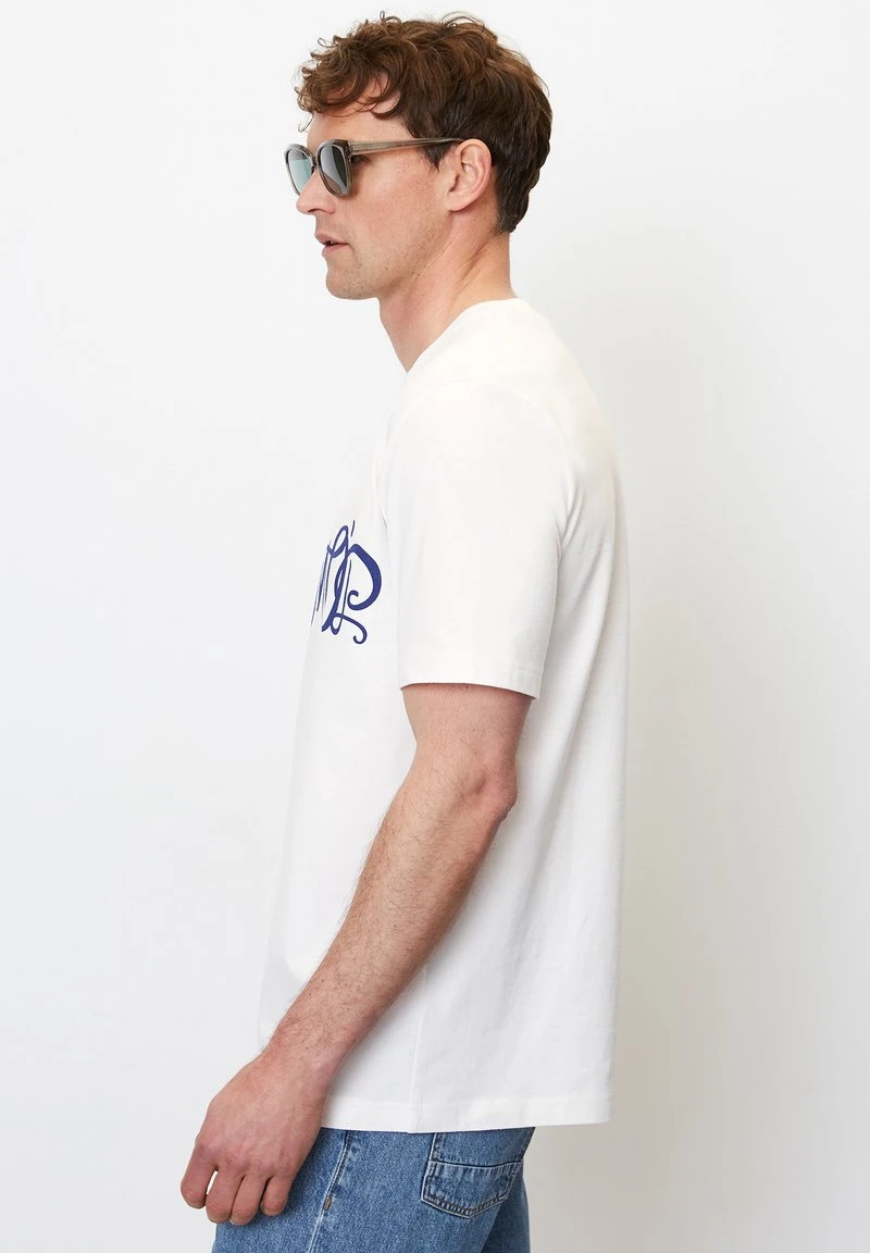 Marc O'Polo REGULAR MIT ELEGANT GESCHWUNGENEM LOGO-PRINT - T-Shirt Print - White 4 Marc O'Polo REGULAR MIT ELEGANT GESCHWUNGENEM LOGO-PRINT - T-Shirt Print - White – Bild 4
