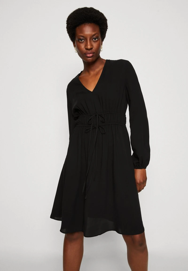 Marc O'Polo DRESS FEMININ STYLE DEEP V-NECK FITTED WAIST - Freizeitkleid - Black 4 Marc O'Polo DRESS FEMININ STYLE DEEP V-NECK FITTED WAIST - Freizeitkleid - Black – Bild 4