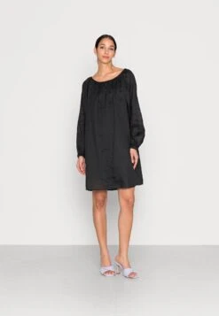Marc O'Polo DRESS FEMININE GATHERING ROUND NECKLINE VOLUMINOUS SLEEVE - Freizeitkleid - Black 11 Marc O'Polo DRESS FEMININE GATHERING ROUND NECKLINE VOLUMINOUS SLEEVE - Freizeitkleid - Black -Mode Familie 60228b883e284b2084cddb9a7e7e9757 1