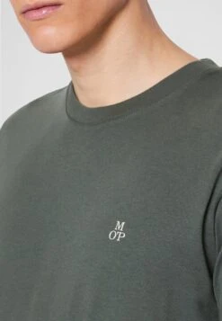 Marc O'Polo SHORT SLEEVE LOGO - T-Shirt Basic - Mangrove -Mode Familie 63330d538b374a349467a5c43a24e5e5
