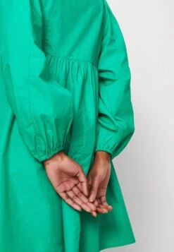 Marc O'Polo DRESS FEMININE STYLE SLEEVE VOLUME V NECK SHORT LENGTH - Freizeitkleid - Vivid Green 11 Marc O'Polo DRESS FEMININE STYLE SLEEVE VOLUME V NECK SHORT LENGTH - Freizeitkleid - Vivid Green -Mode Familie 63ff0e1f10af48fcb17e754c55d04485